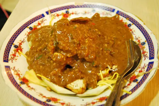 How To Eat Rujak Cingur In Surabaya, Indonesia - Cow's Nose With Peanut Sauce. Indonesian Food